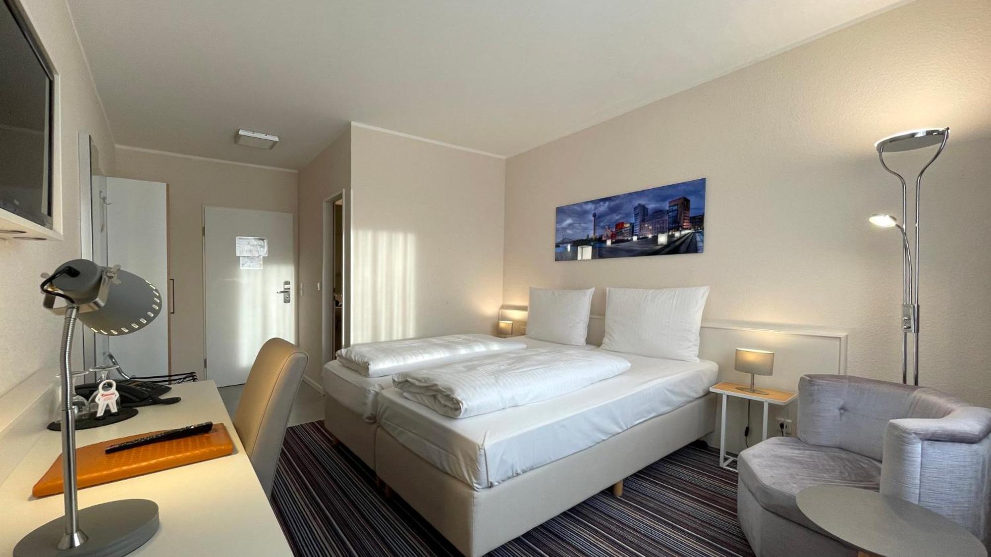 Hotel Astra Дюселдорф Екстериор снимка